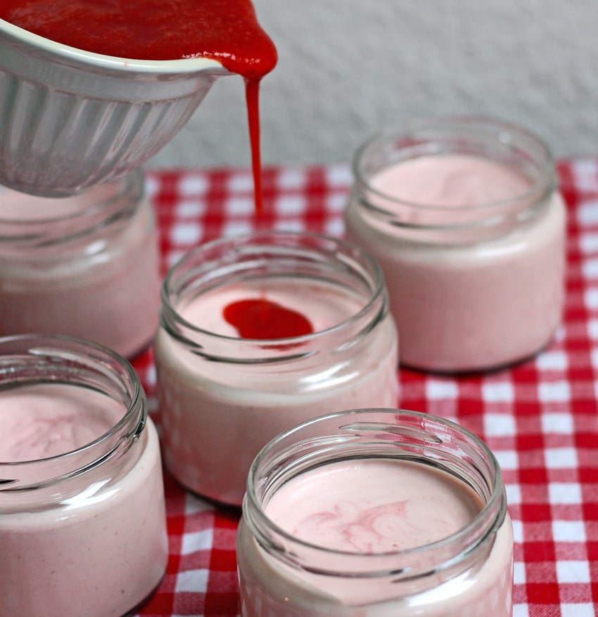 Erdbeer Mousse mit Joghurt - so cremig und fruchtig - feinschmeckerle ...