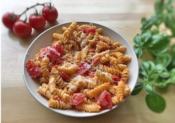 Pasta mit frischen Tomaten und Frischkäse