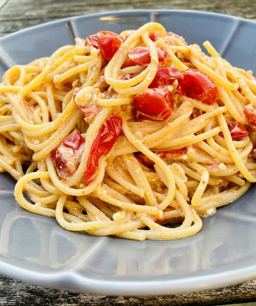 Pasta mit Ofen Feta und Tomaten