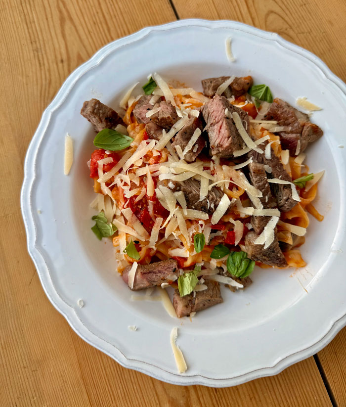 Steak Pasta mit Kirschtomaten und Parmesan